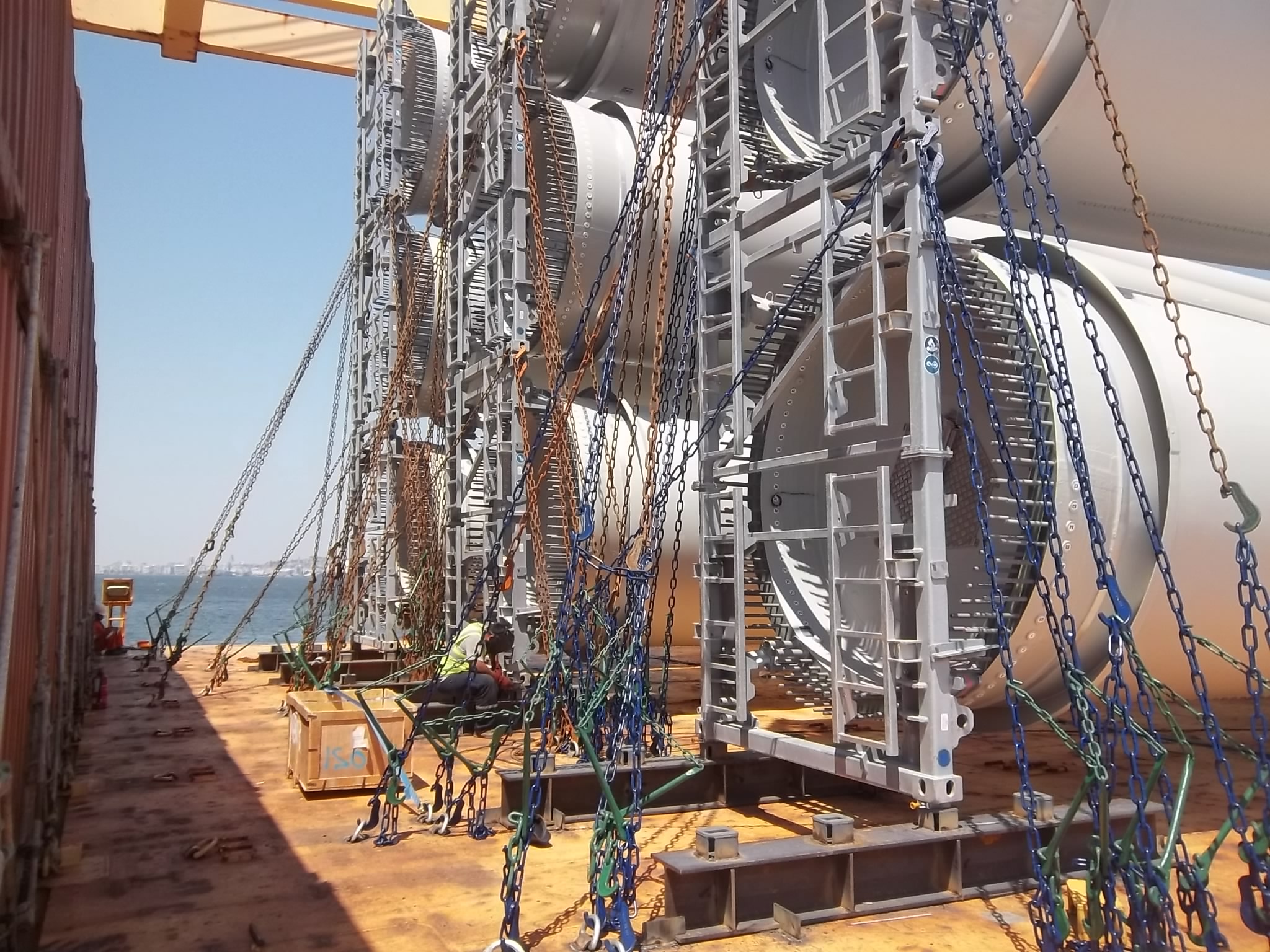 Sicherung von Flügeln einer Windkraftanlage mit Ketten