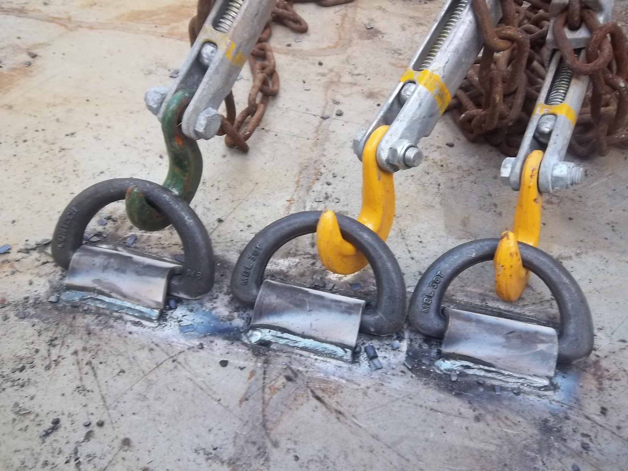 Load securing through three chains