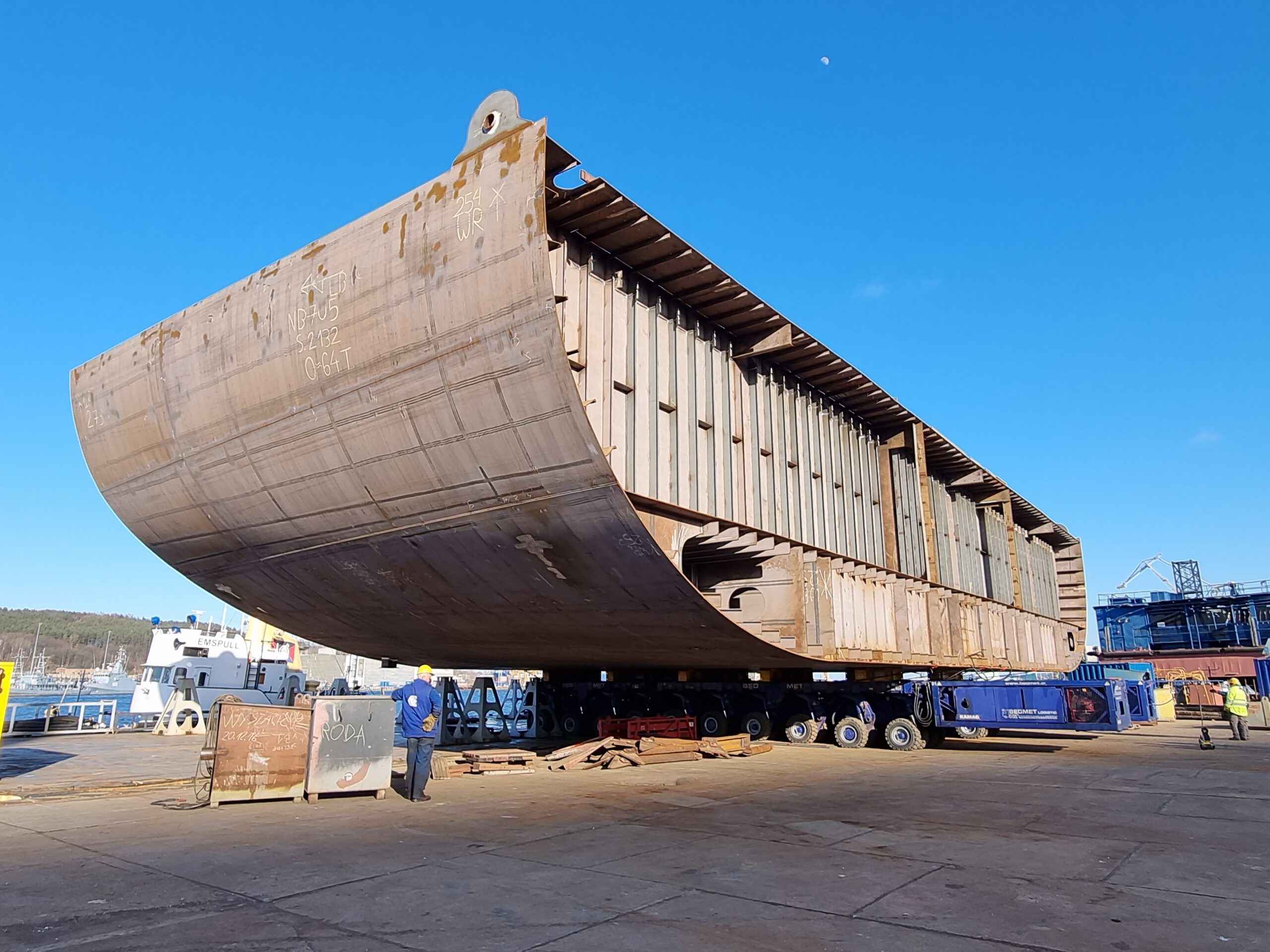 Schiffsblock auf einem Self Propelled Modular Transporter