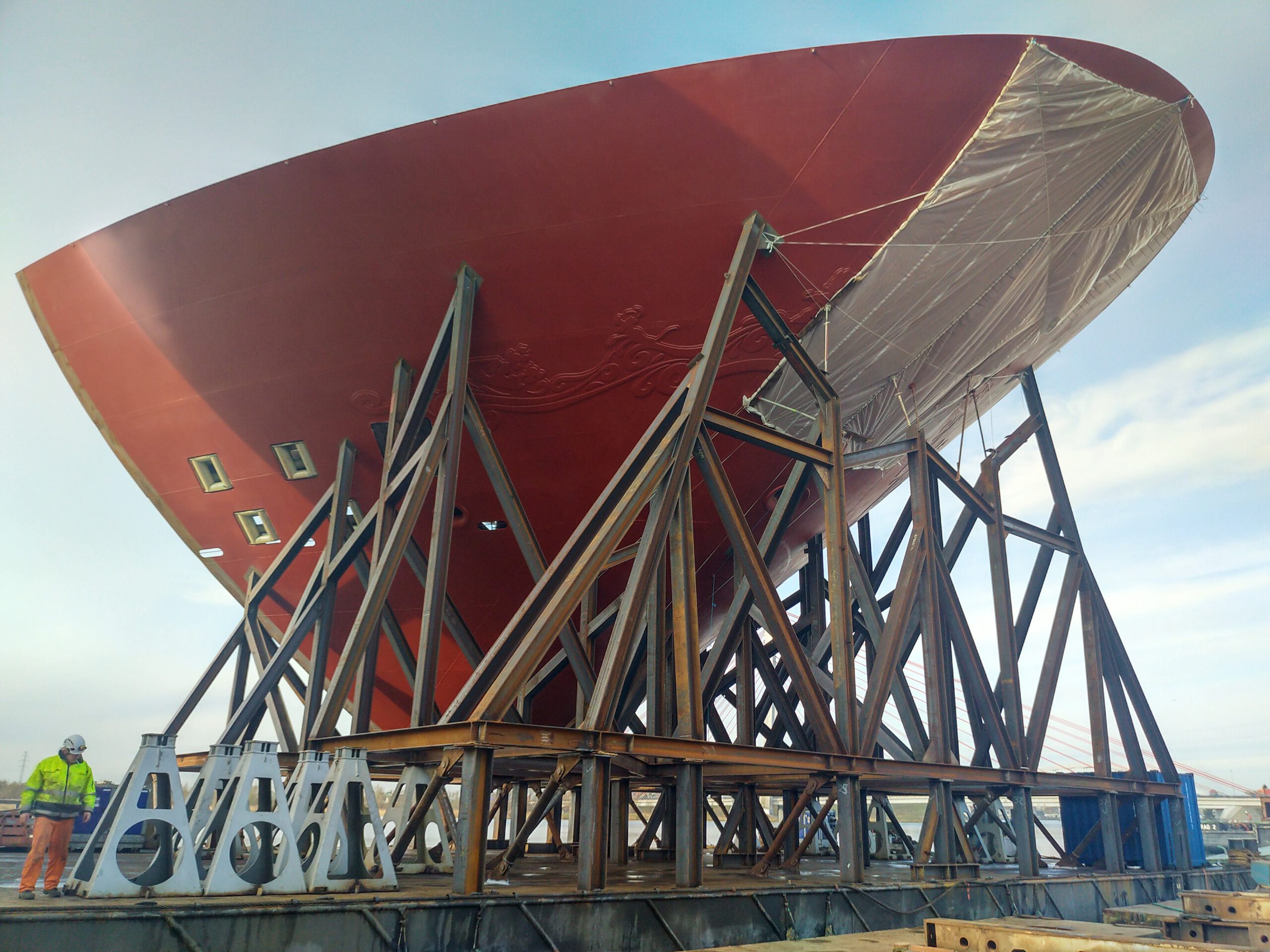 Bugsektion eines Kreuzfahrtschiffes gesichert auf einem Ponton