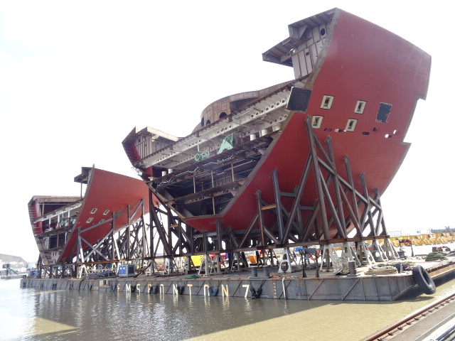 Rumpfsektionen eines Kreuzfahrtschiffes auf einem Ponton