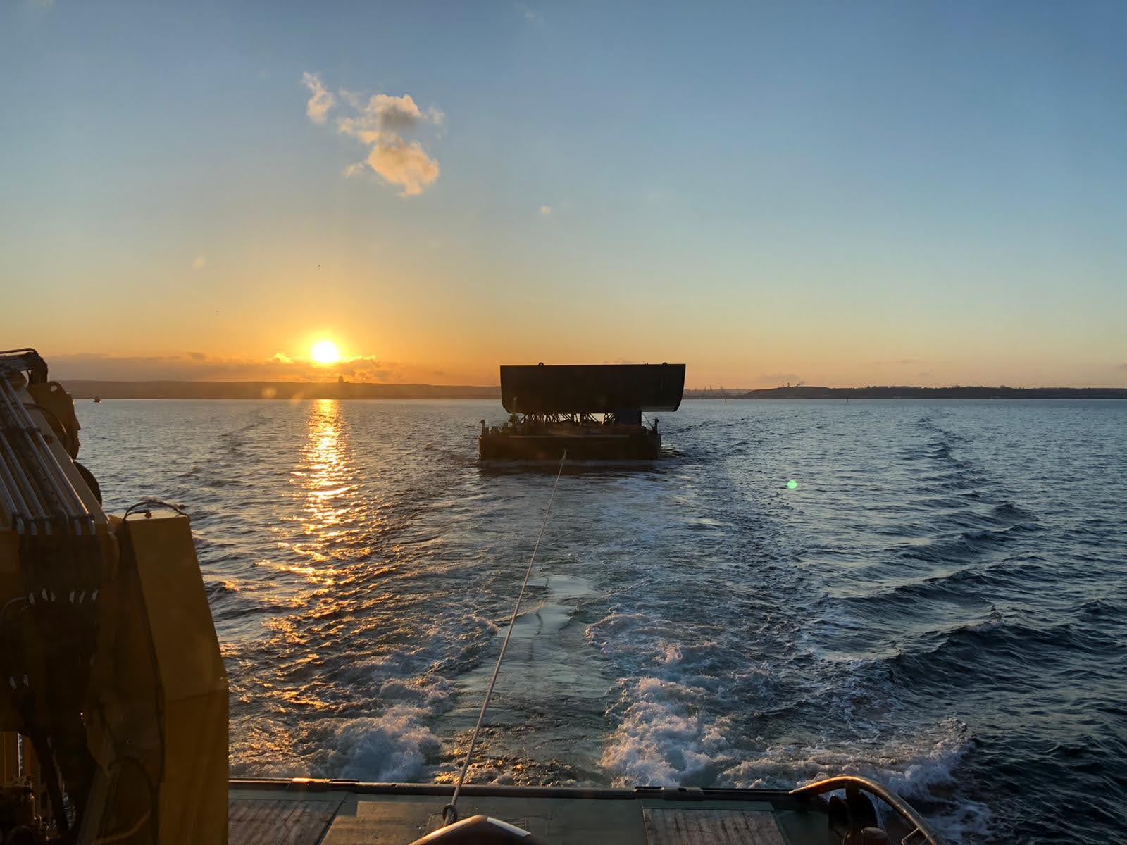 Ponton im Sonnenuntergang während der Seeverschleppung