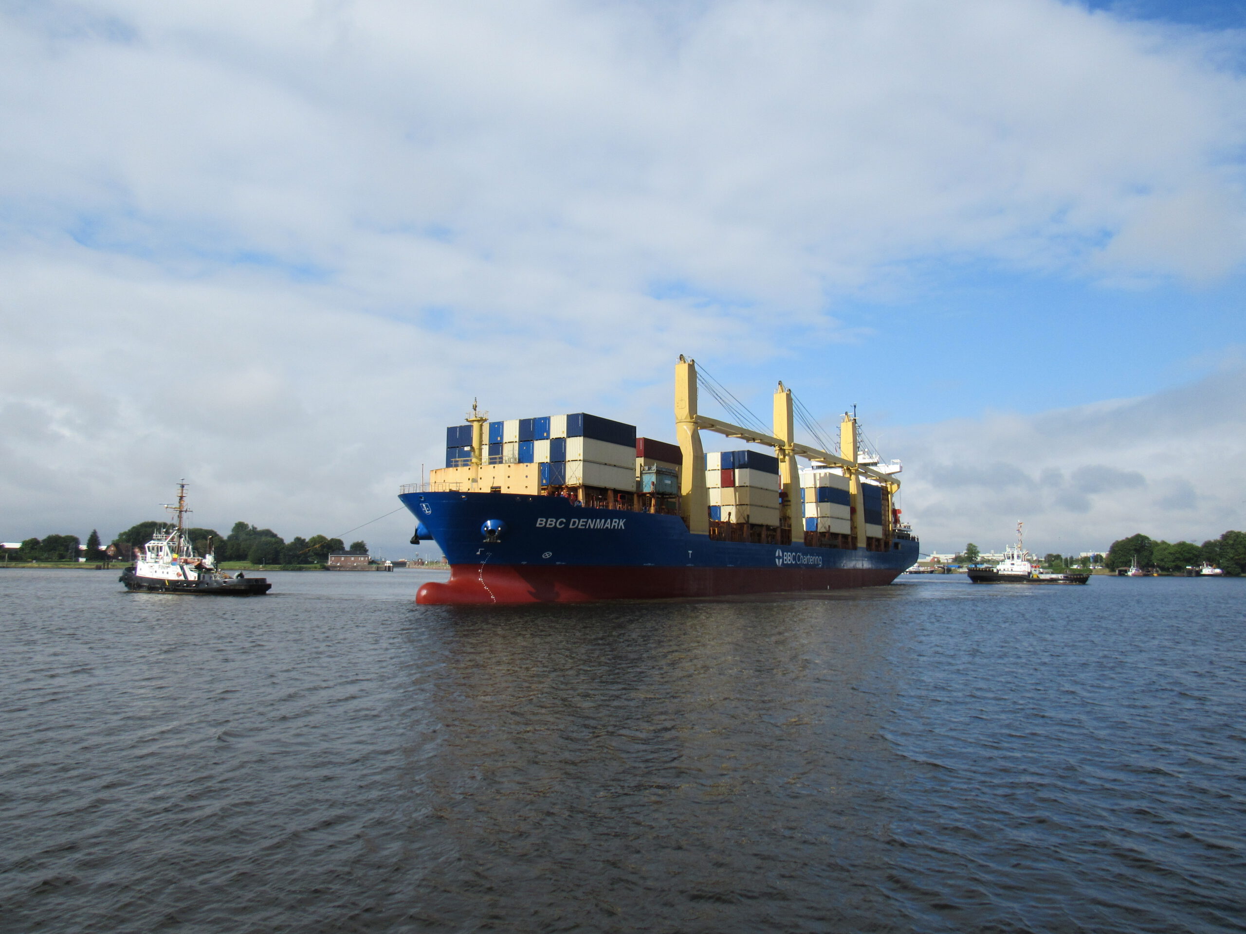 BBC Denmark während der Magnetkompass Kompensierung im Emder Hafen