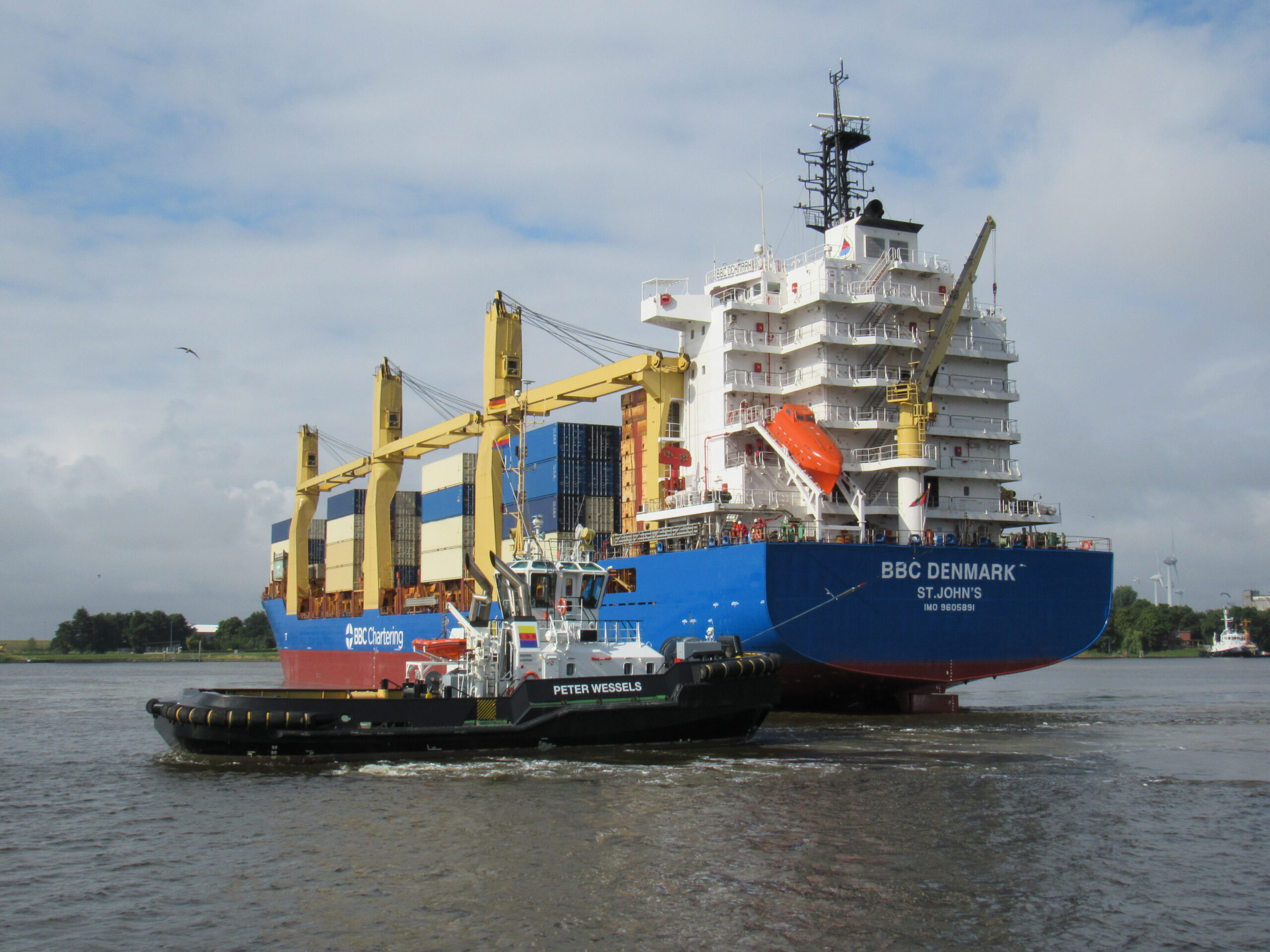 BBC Denmark während der Magnetkompass Kompensierung im Emder Hafen