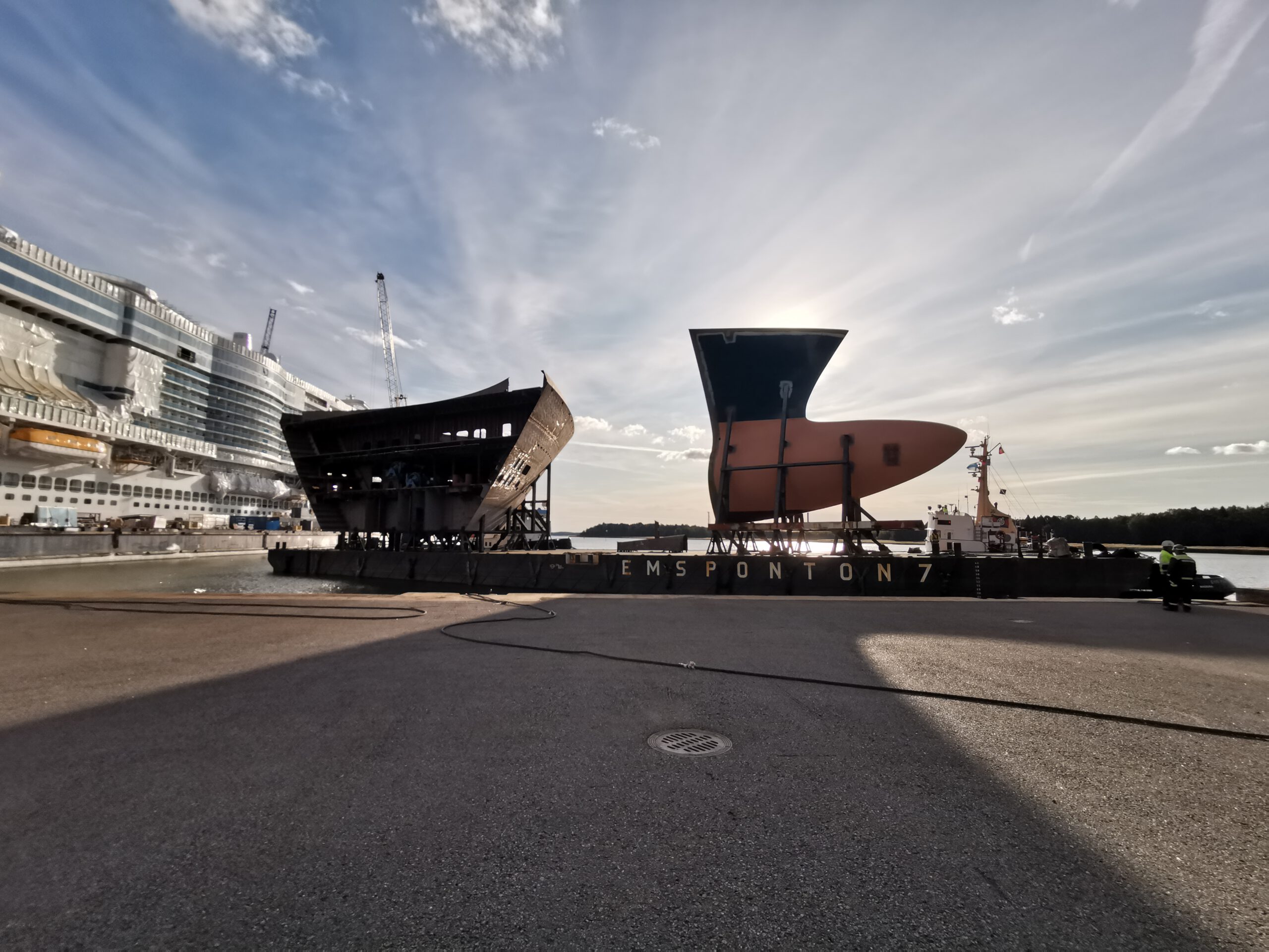 Rohbausegmente eines Kreuzfahrtschiffes auf Emsponton 7