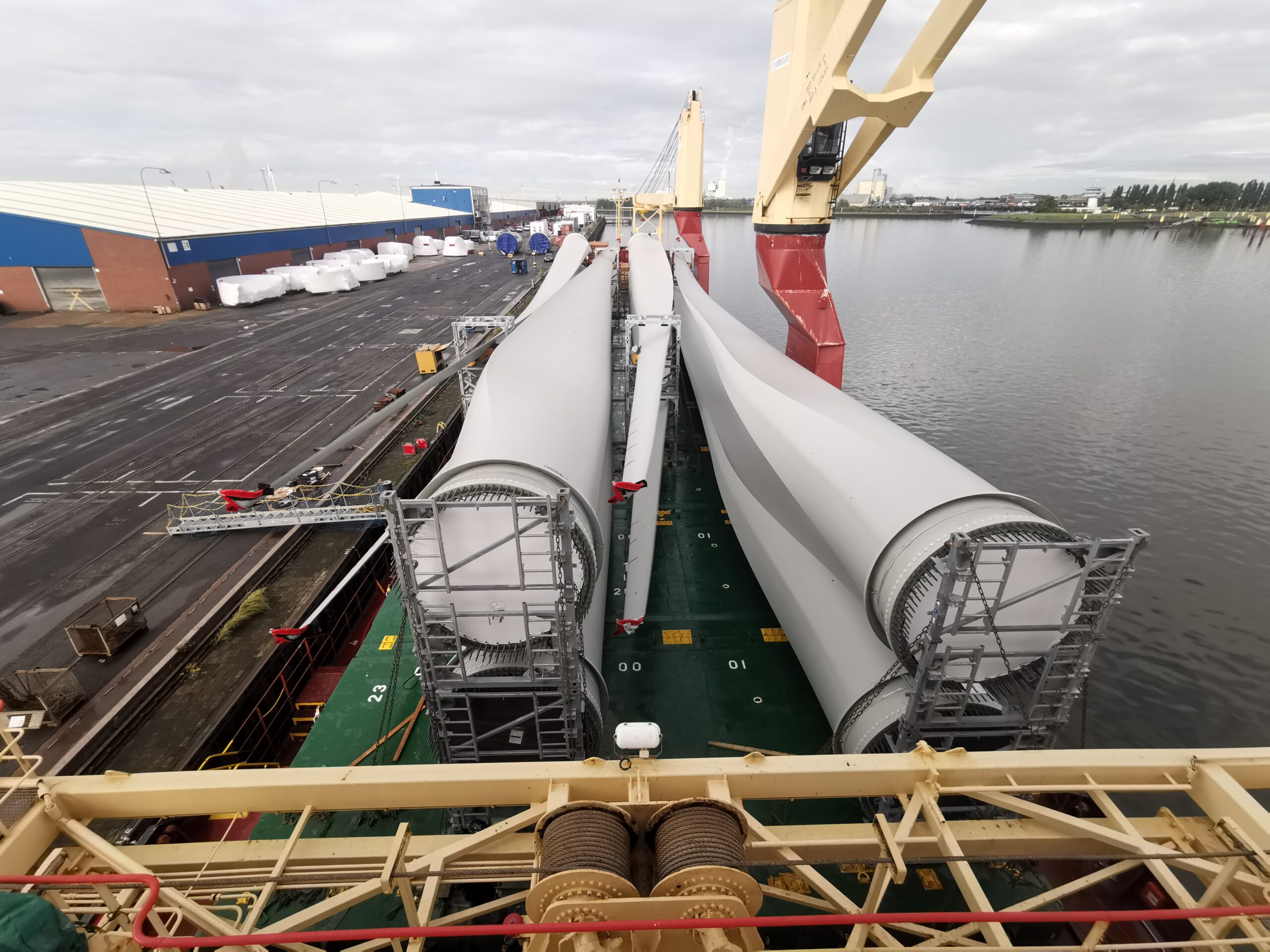 Flügel von Windkraftanlagen an Bord eines Schiffes