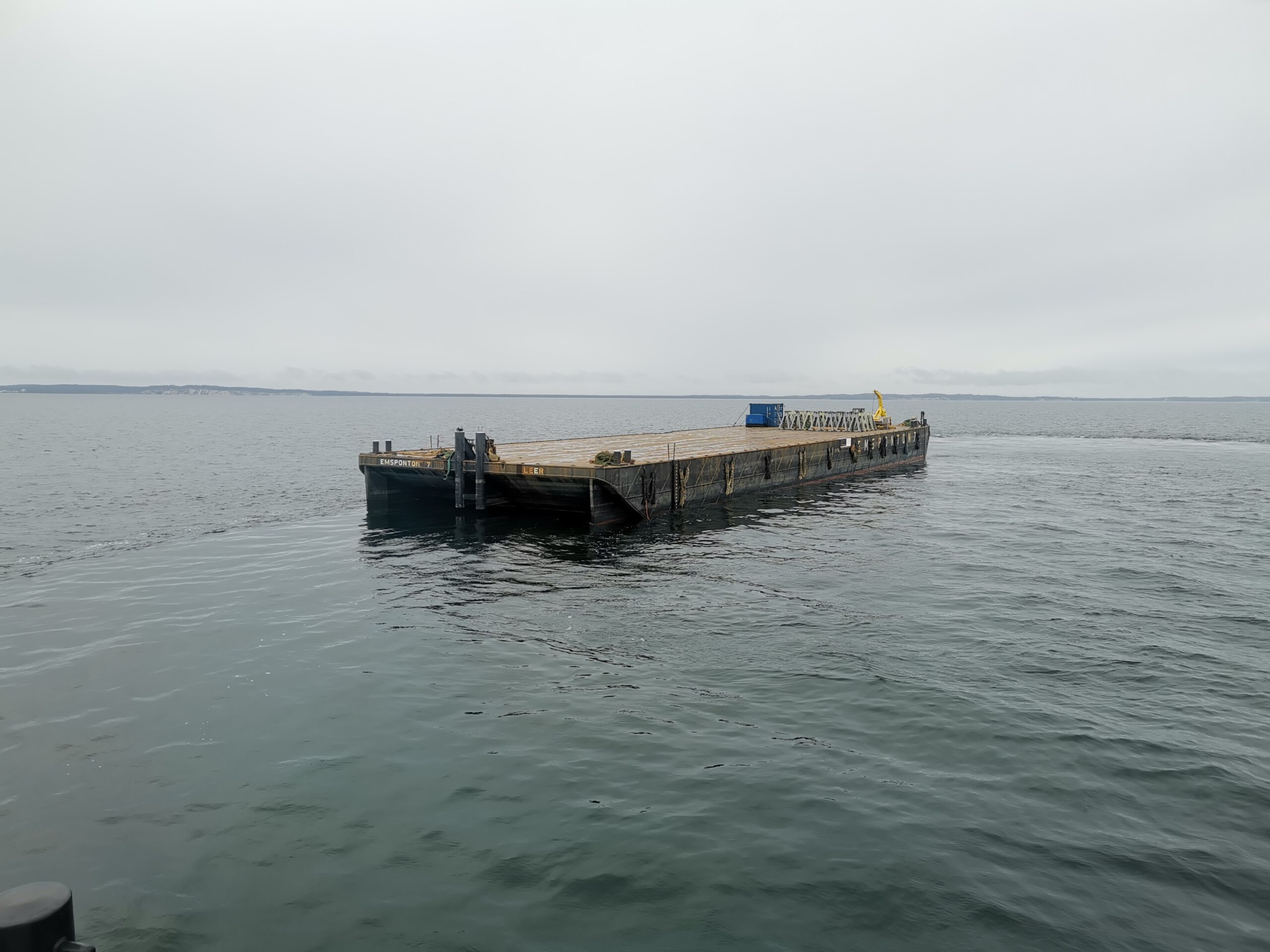 Schwimmender Ponton ohne Ladung