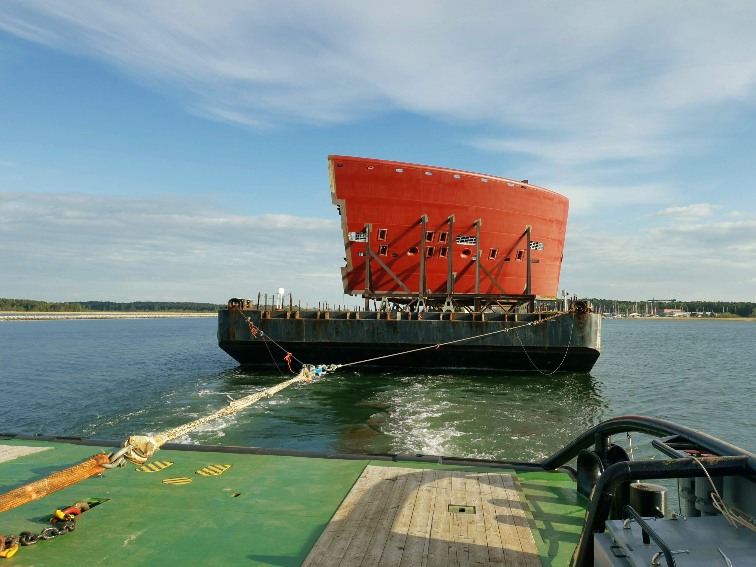 Schiffsrumpfsteil wird mit Ponton verschleppt