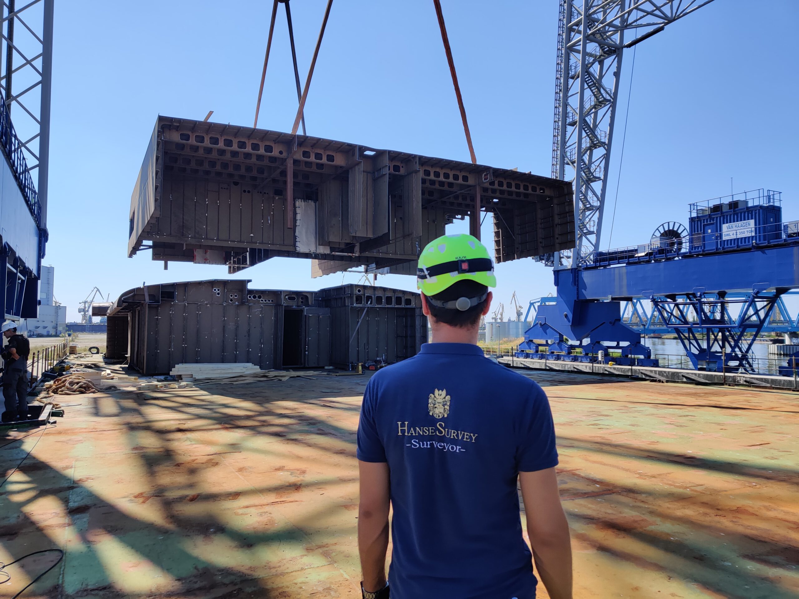 Surveyor von Hanse Survey beaufsichtig Verladung von einem Blocksegment auf einen Ponton