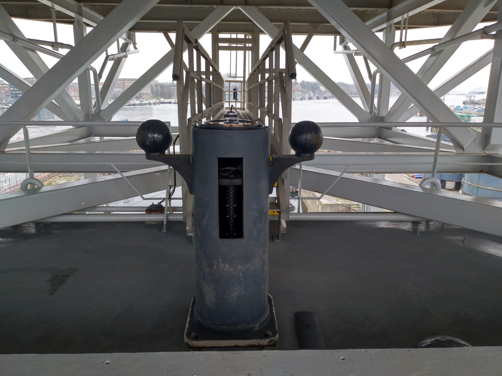 Magnetkompassstand auf einem Schiff