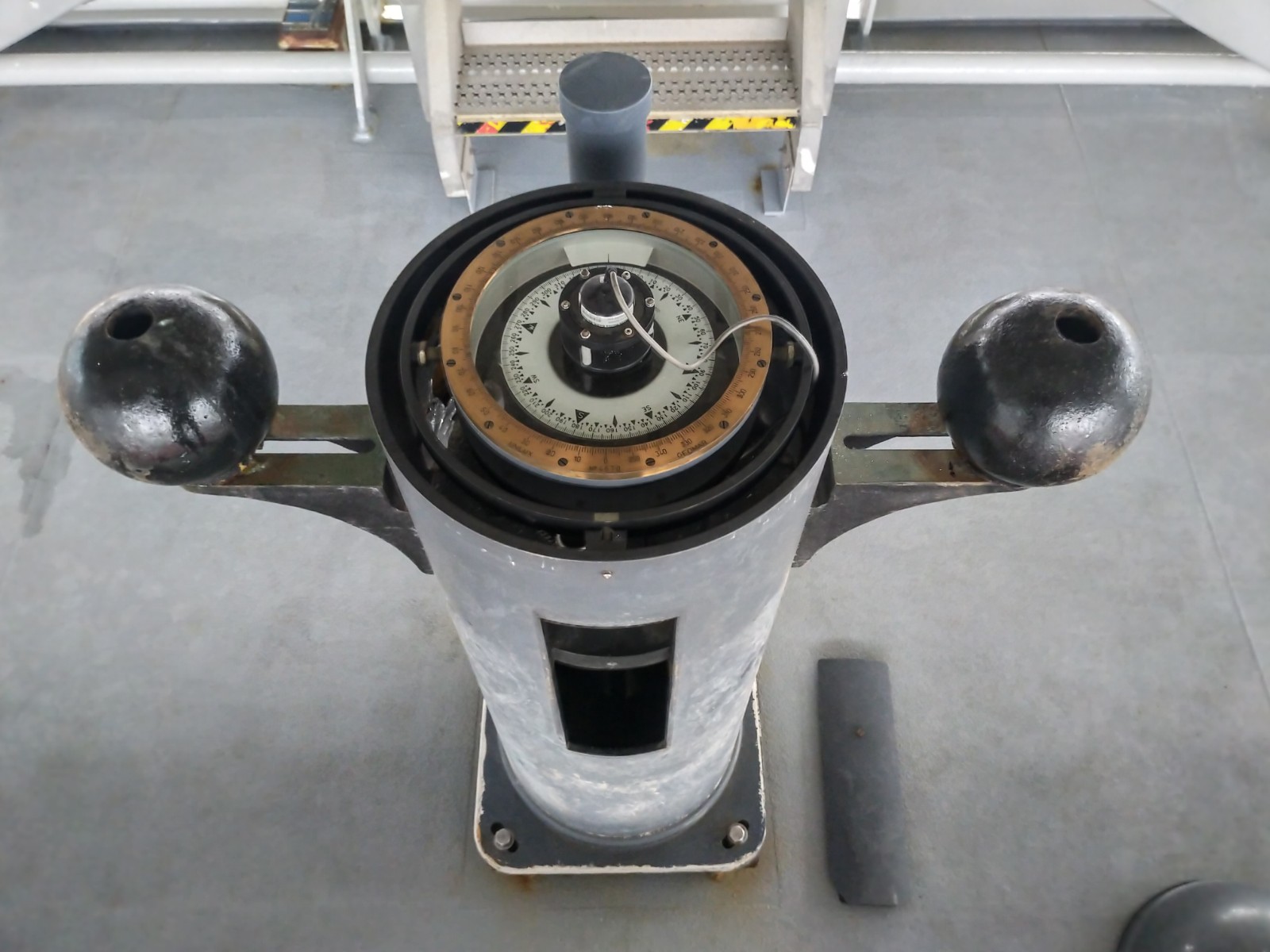 Magnetkompassstand auf einem Schiff