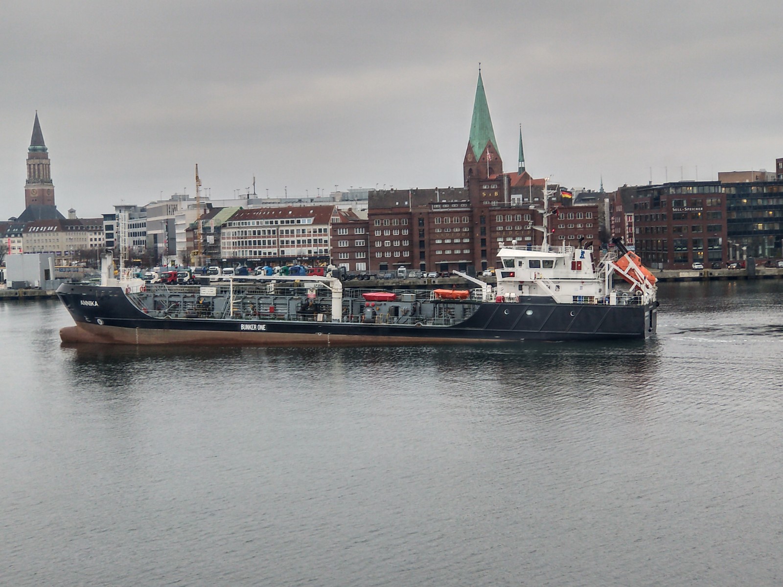 Bunkerbarge auf dem Weg zu dem zu betankenden Schiff