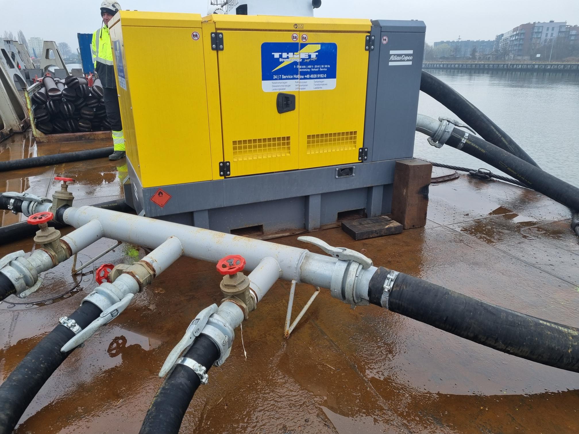 Ballastwasserpumpe an Deck eines Pontons