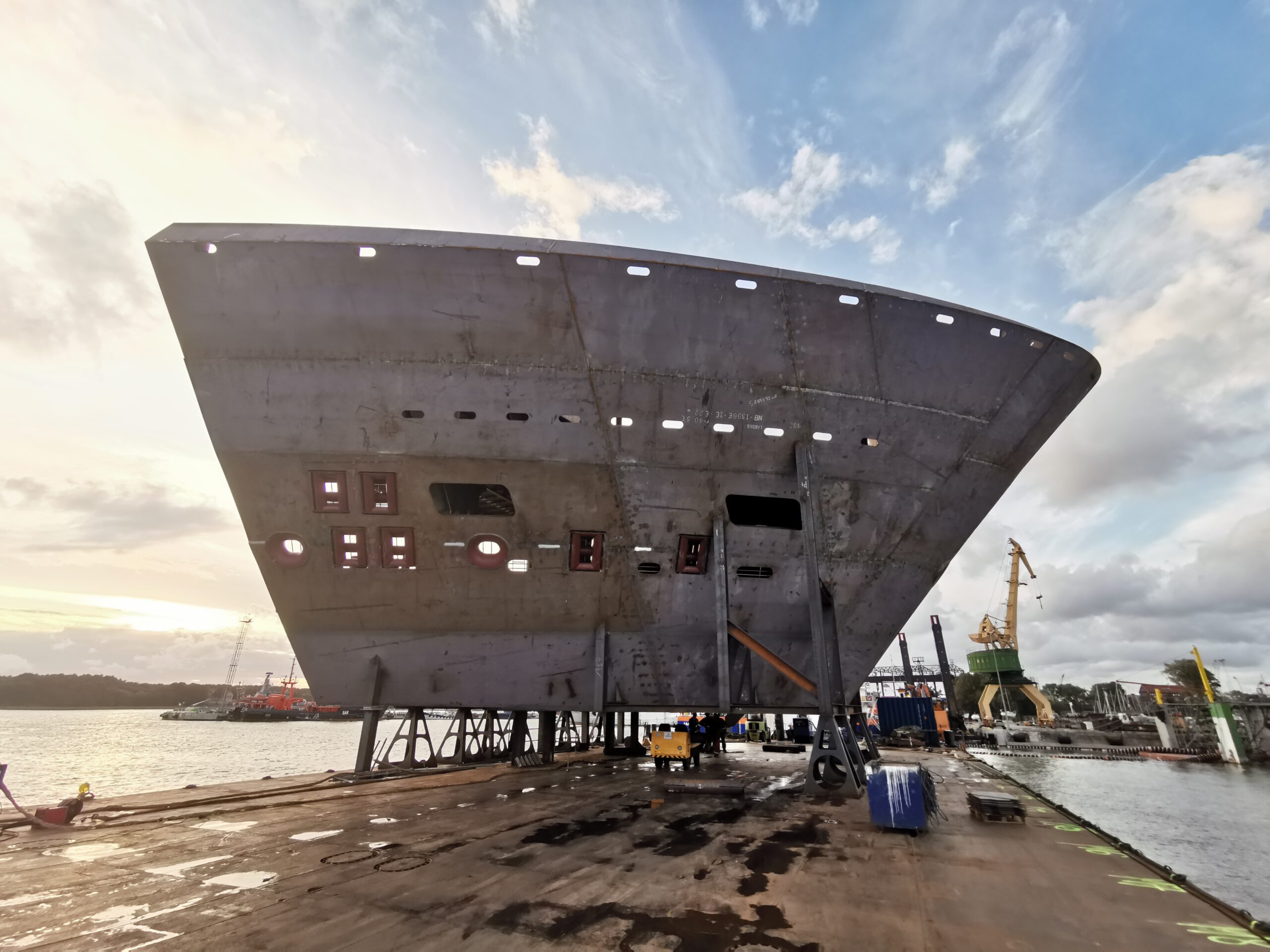 Bugsektion eines Kreuzfahrtschiffes auf einem Ponton