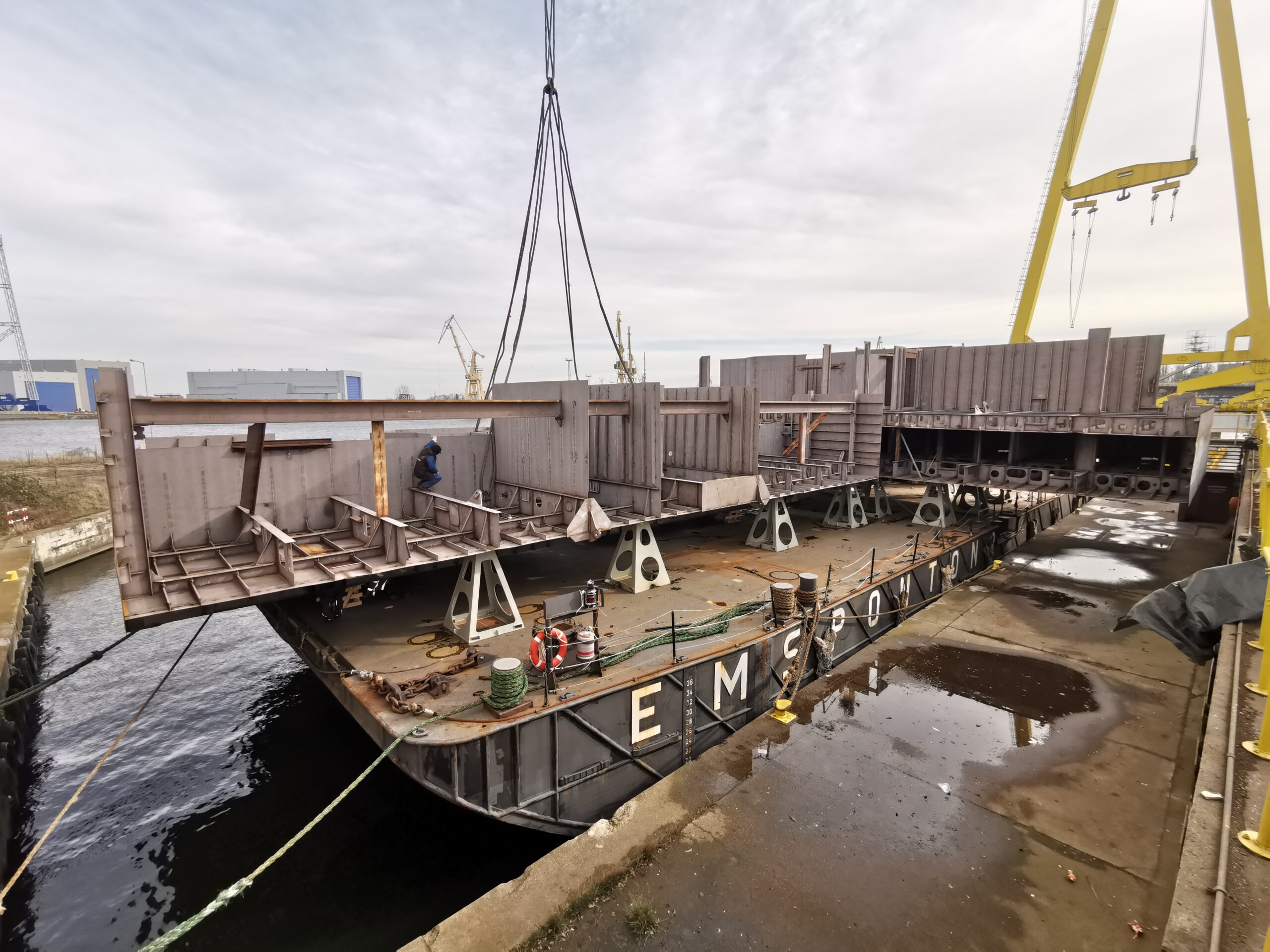 Teile eines Schiffsrohbaus auf einem Ponton