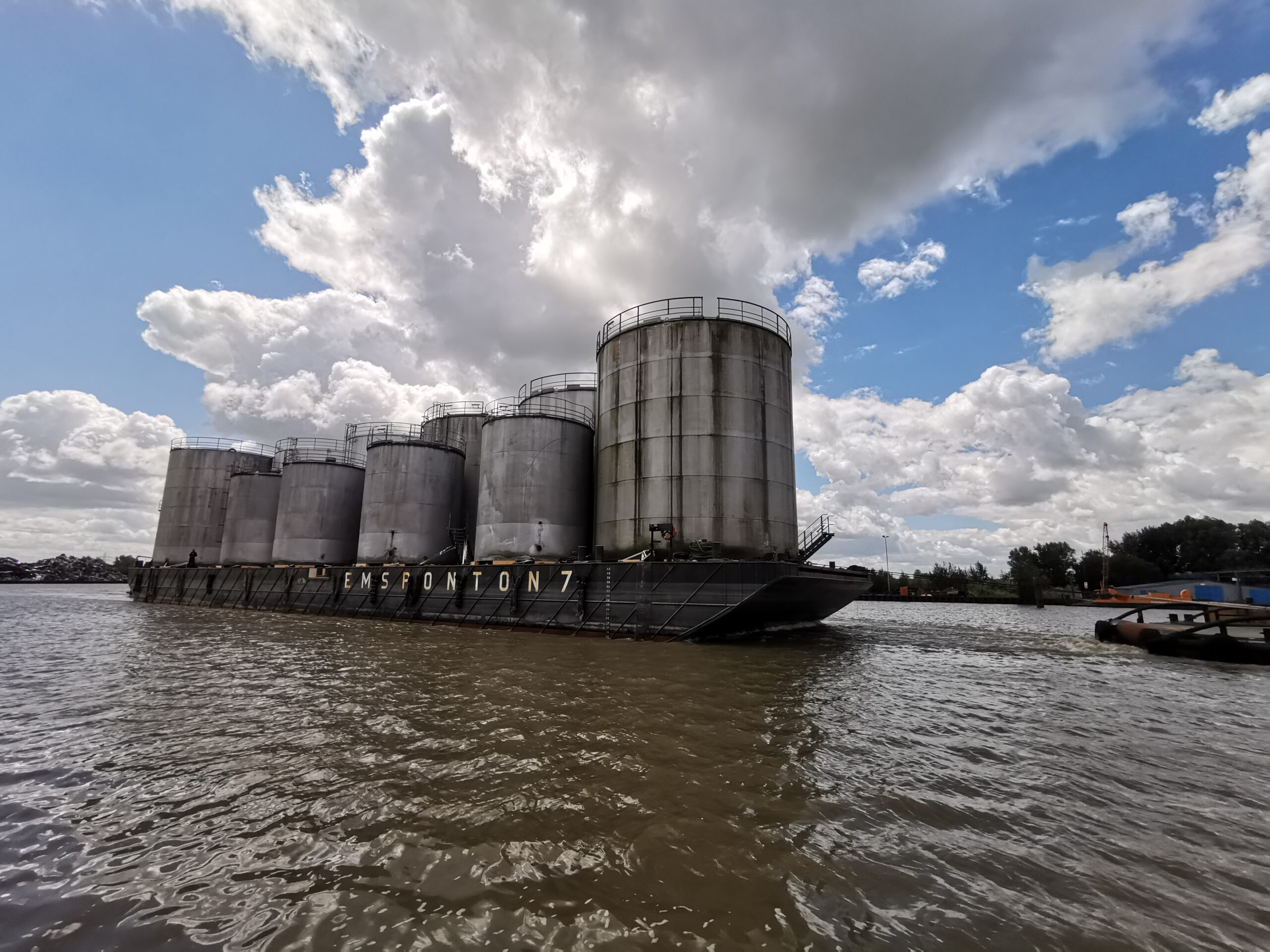 Transport von Silotanks auf einer Barge