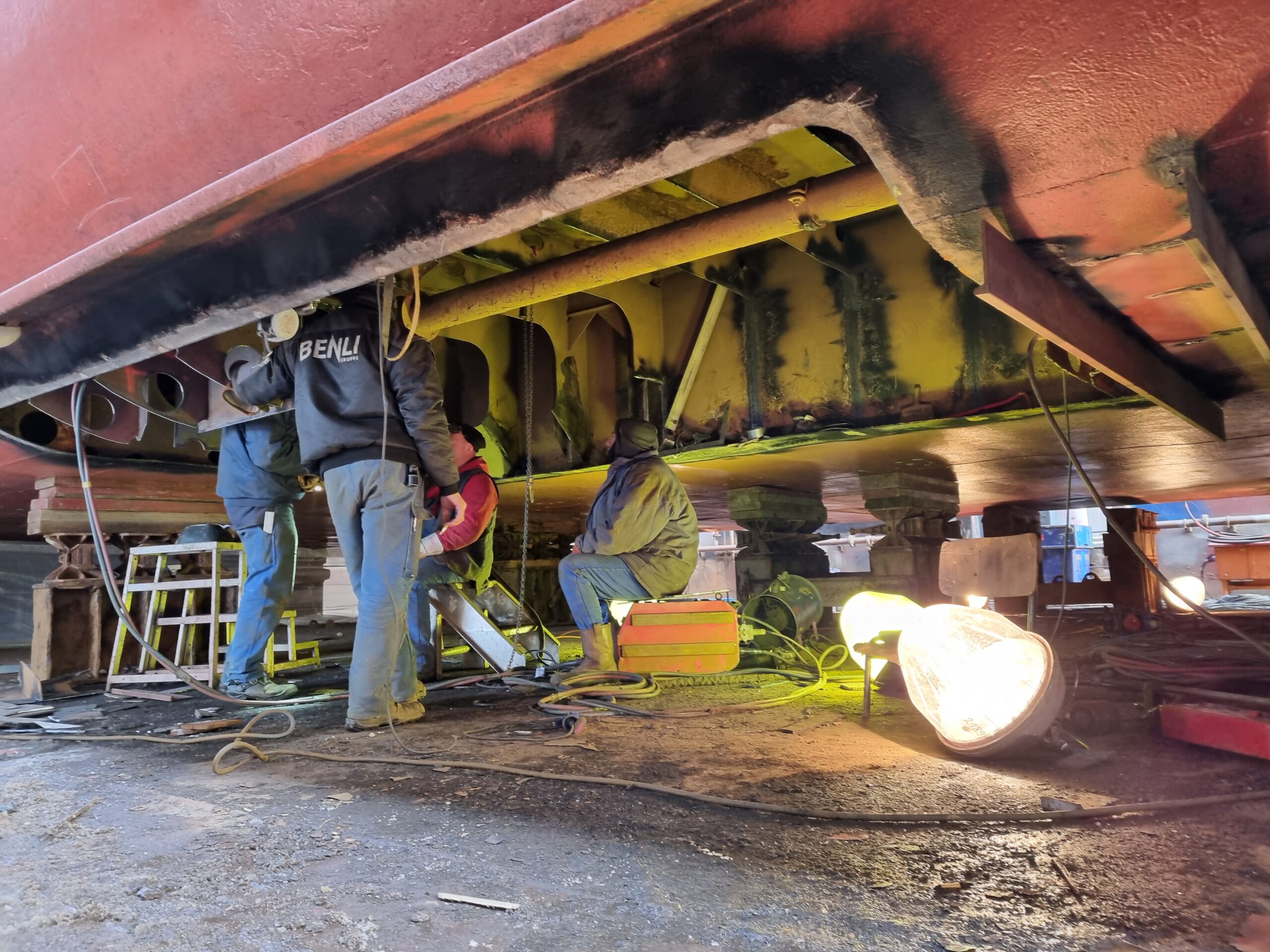 Reparatur von einem Schaden an einem Schiffsrumpf