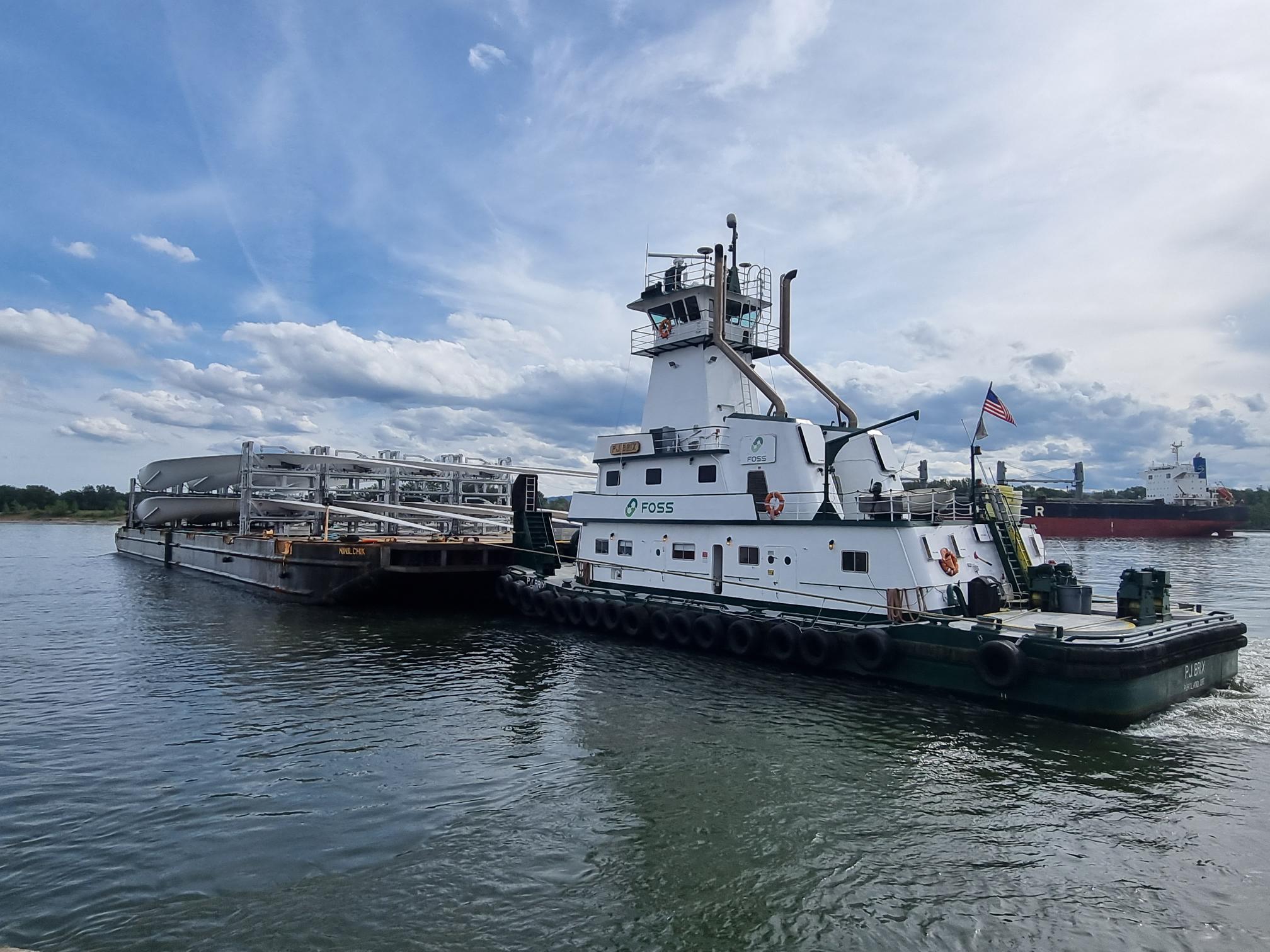 Ponton mit Flügeln einer Windkraftanlage wird von einem Schlepper geschoben