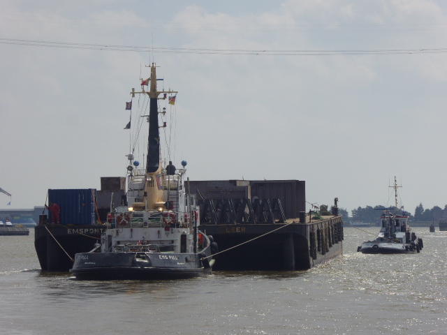 Schleppverband mit zwei Schleppern und einem Ponton
