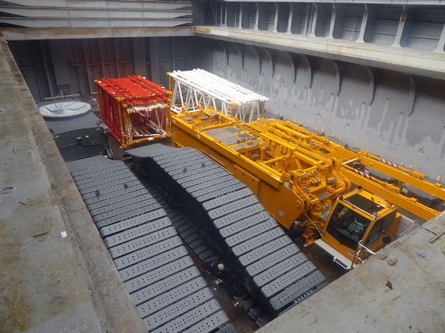Liebherr Kran im Laderaum eines Schiffes