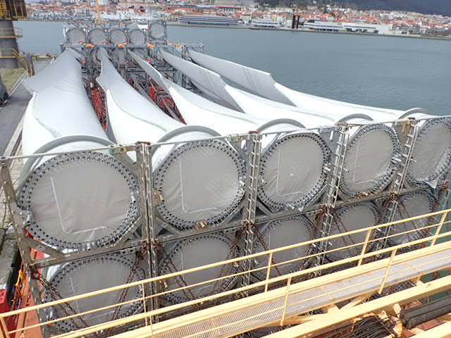 30 Flügel von Windkraftanlagen an Bord eines Schiffes