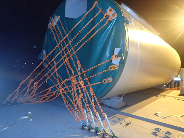 Ladungssicherung durch Ketten von einem Turmsegment einer Windkraftanlage
