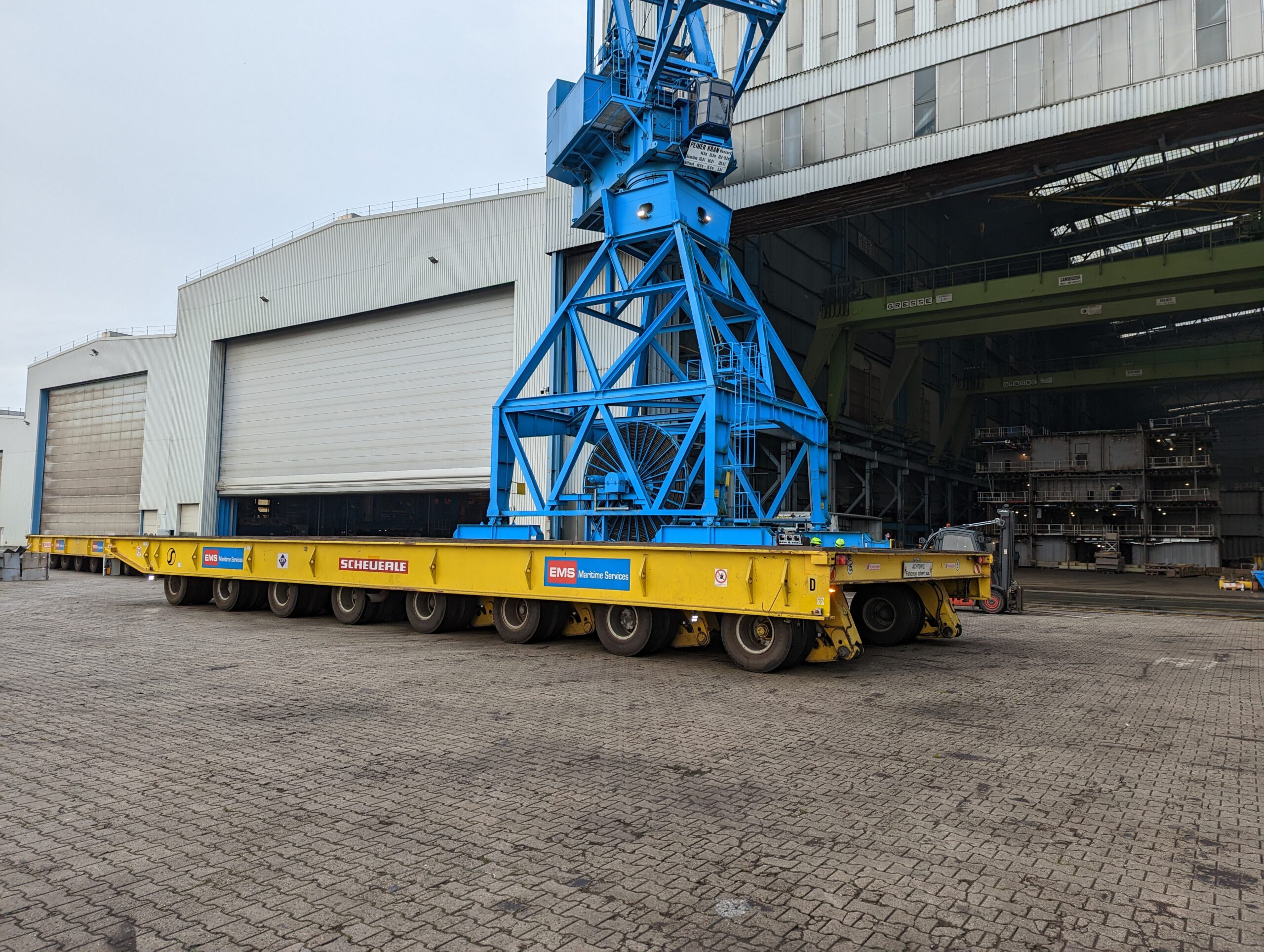 SPMT ohne Ladungsteil an der Pier