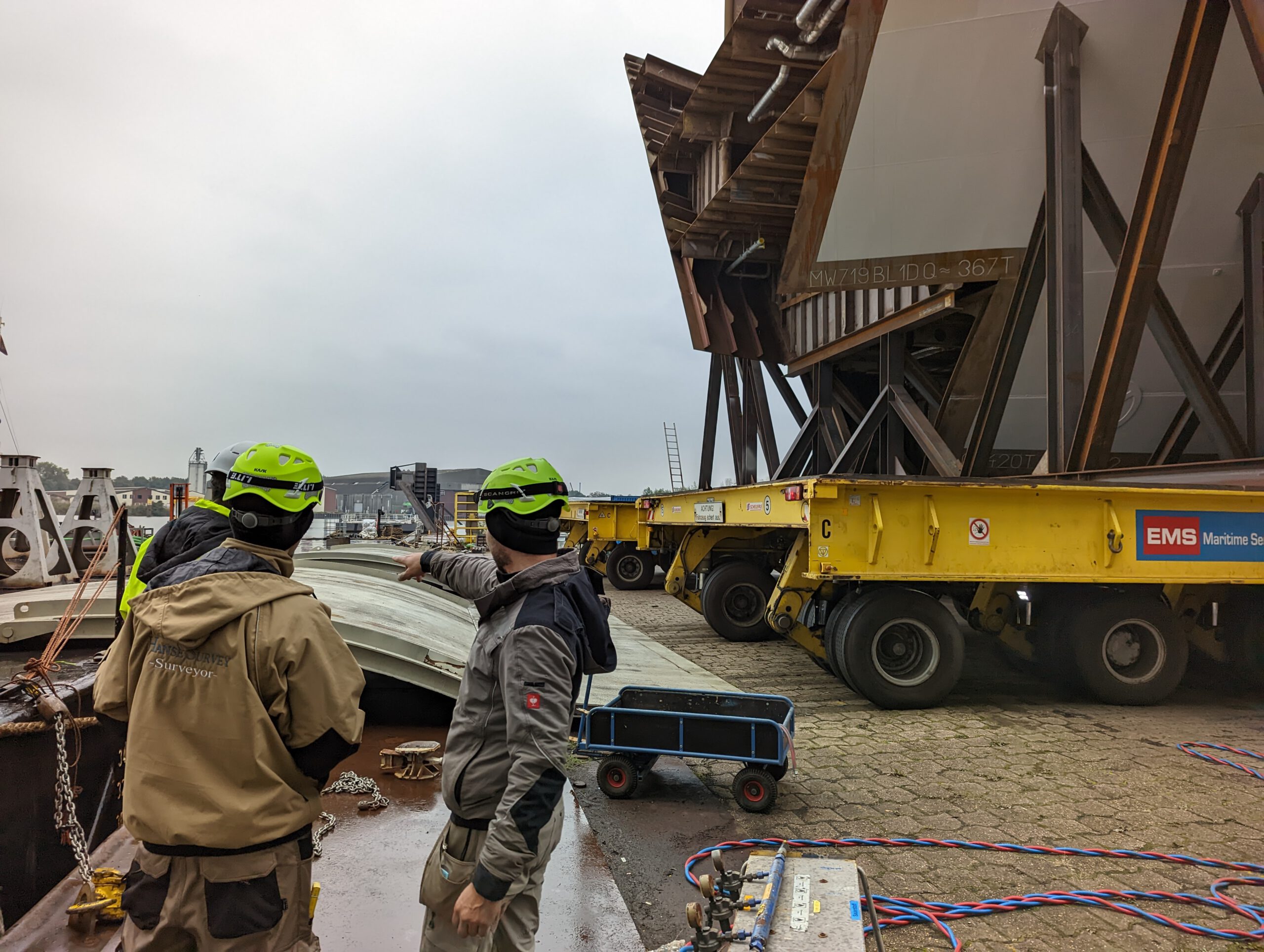 Surveyor von Hanse Survey vor einer Rumpfsektion eines Kreuzfahrtschiffes