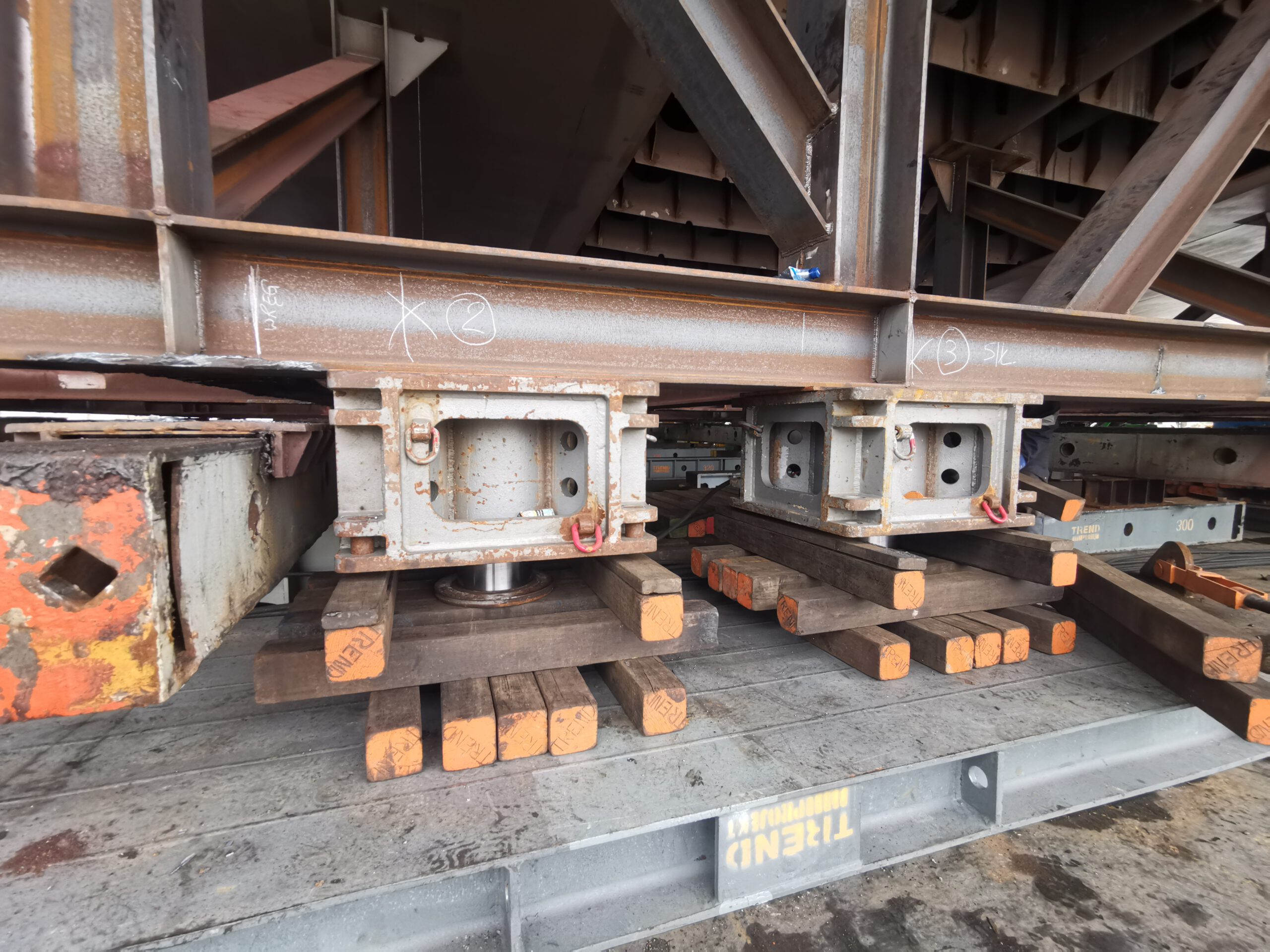 Aufgebocktes Ladungsteil auf Holzböcken