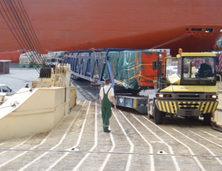 Schwergut Entladung im Hafen