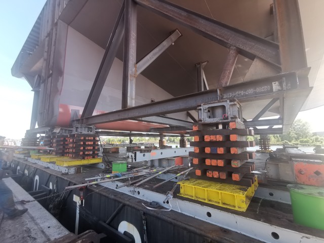 Aufgebocktes Ladungsteil auf einem Ponton