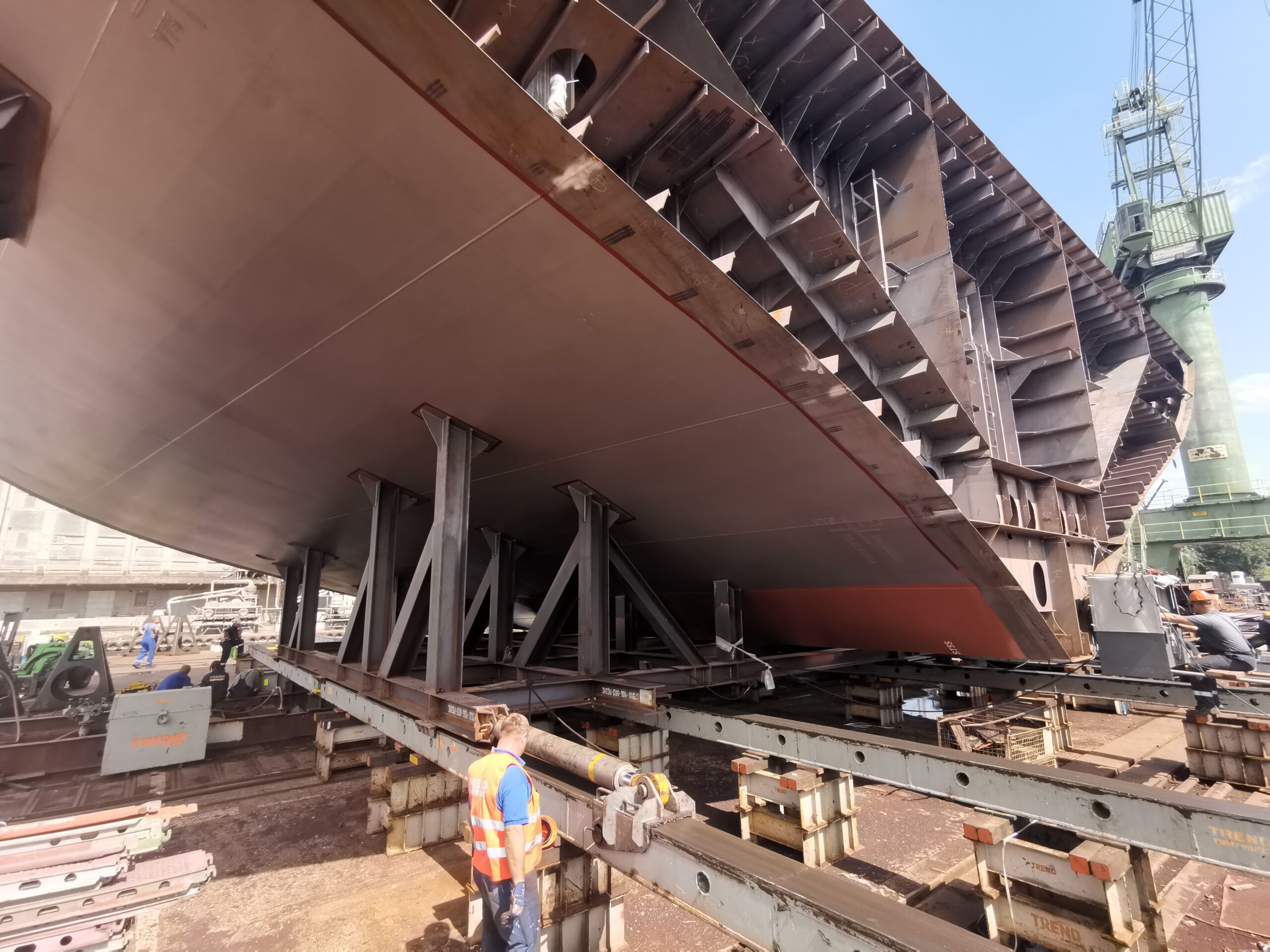 Verladung eines Schiffsblocks mit der skidding Methode